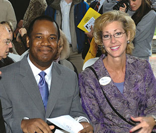 JMU Alumni Association President Jon Offley ('89) and former president Elaine Toth Hinsdale ('85)